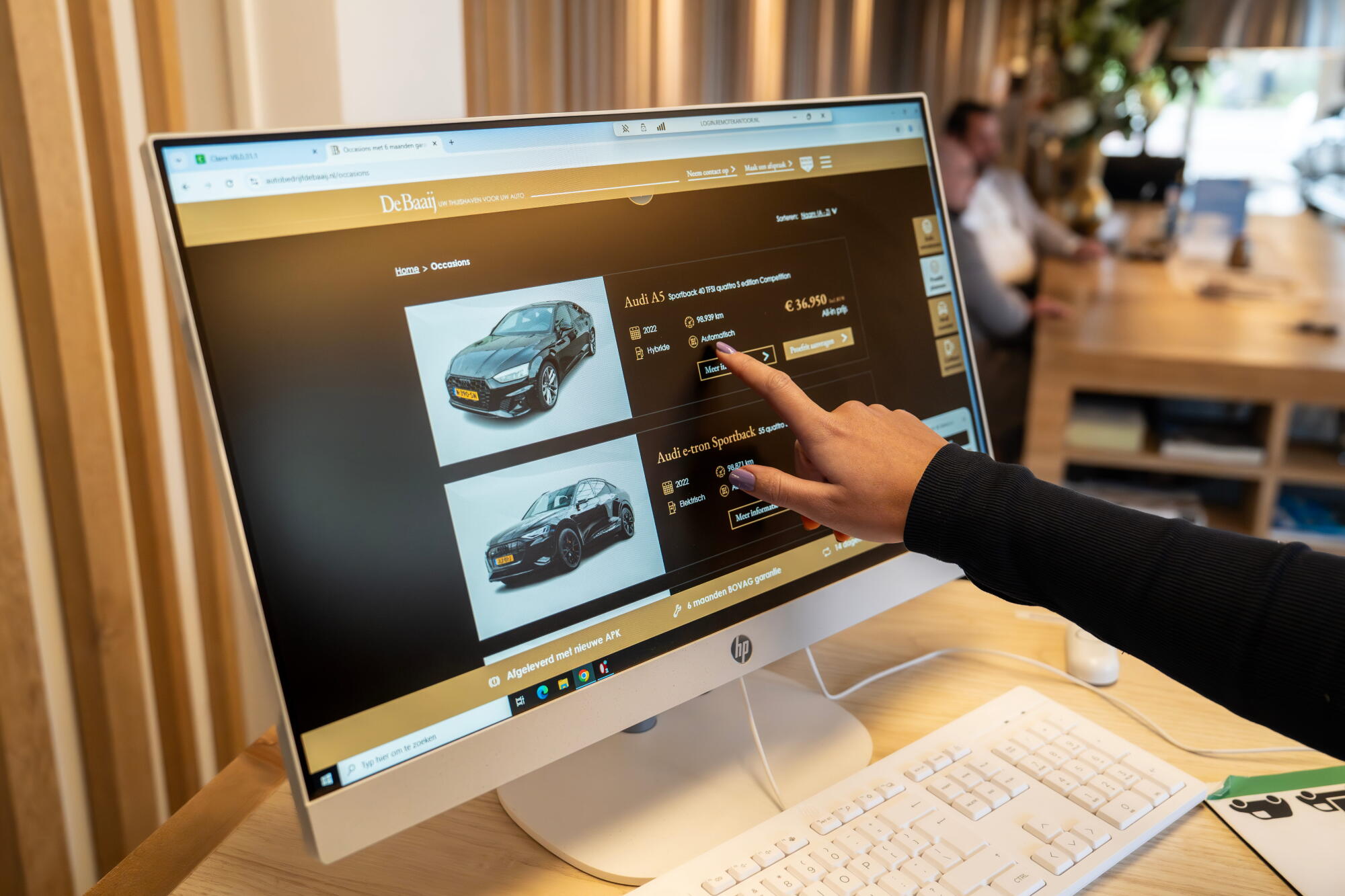 computer beeldscherm met aanbod tweedehands occasions van de baaij