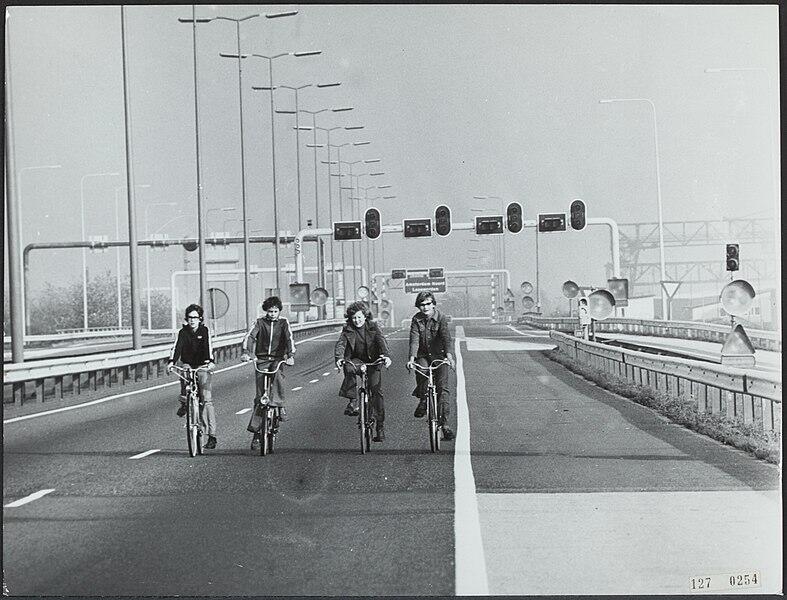 787px-verkeer_fietsers_buiten_de_stad_autoloze_zondag_bestanddeelnr_127-0254