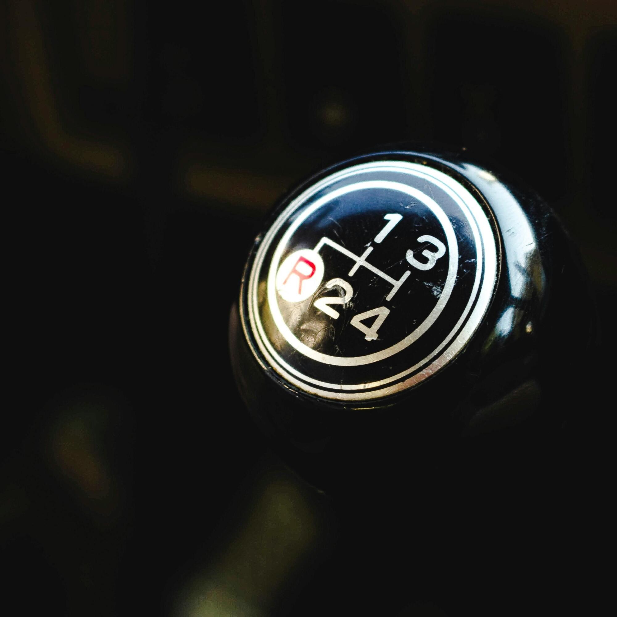 auto schakelt moeilijk